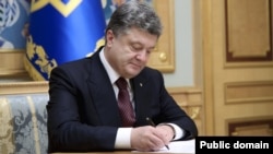 Петро Порошенко підписує закон, архівне фото 