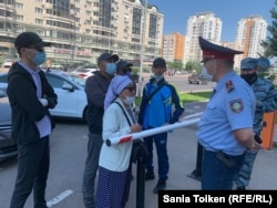 Полиция перекрыла путь Онайгуль Досмагамбетовой и другим жанаозенцам. Нур-Султан, 3 августа 2020 года.