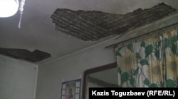Фрагмент потолка в квартире Анны Филатовой. Алматы, 6 мая 2015 года.