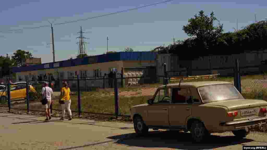 Покупці йдуть на авторинок
