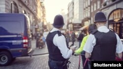 Полицейские на улице в Лондоне. Иллюстративное фото.