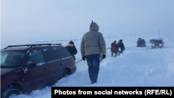 Жители Западно-Казахстанской области во время снежного заноса на трассе Уральск — Жанибек. Январь 2019 года. Фото из соцсетей.