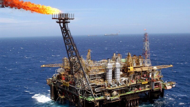 Околу 40 тони нафта се излеаја во водите на Јужниот Пацифик