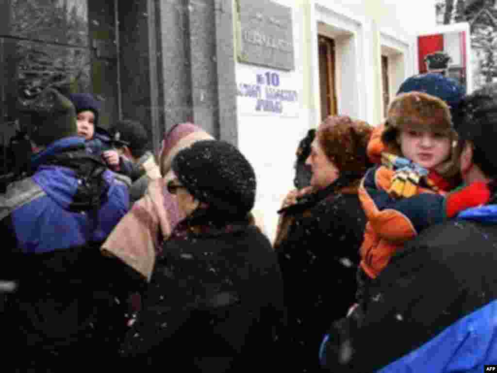 Очередь на избирательном участке. Тбилиси 05 января 2008. (c) AFP