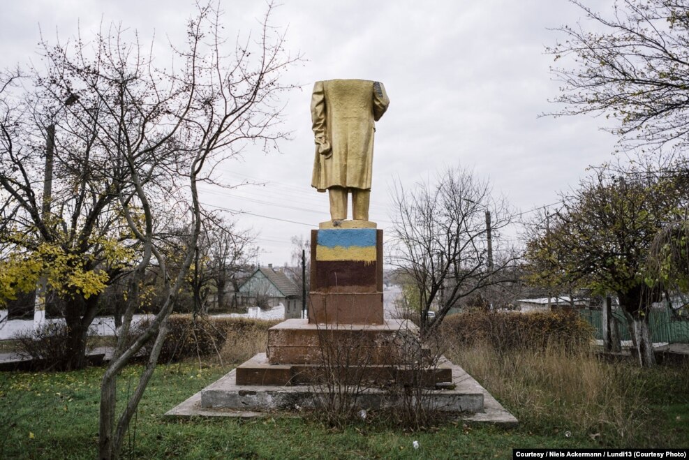 Një statujë pa kokë e Leninit qëndron në Shabo, e ngjyrosur me ngjyrat e flamurit ukrainas.