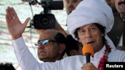 Пакистанскиот политичар и поранешен играч на крикет Имран Кан.