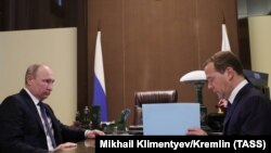 Dmitry Medvedev (sağda) və Rusiya prezidenti Vladimir Putin