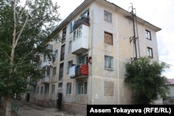Дом по улице Интернациональная в селе Косши Акмолинской области, который в материалах суда указан как адрес семьи Омирбека Жампозова. 21 июля 2017 года.