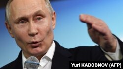 Кандидат в президенты России Владимир Путин говорит со своими доверенными лицами 18 марта, 2018 года