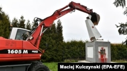 Monumentul dedicat Armatei Roșii din localitatea Garncarsko, în sud estul Poloniei, este demolat pe 20 aprilie 2022
