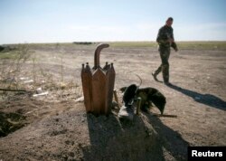 O groapă anonimă în apropiere de Luhansk.