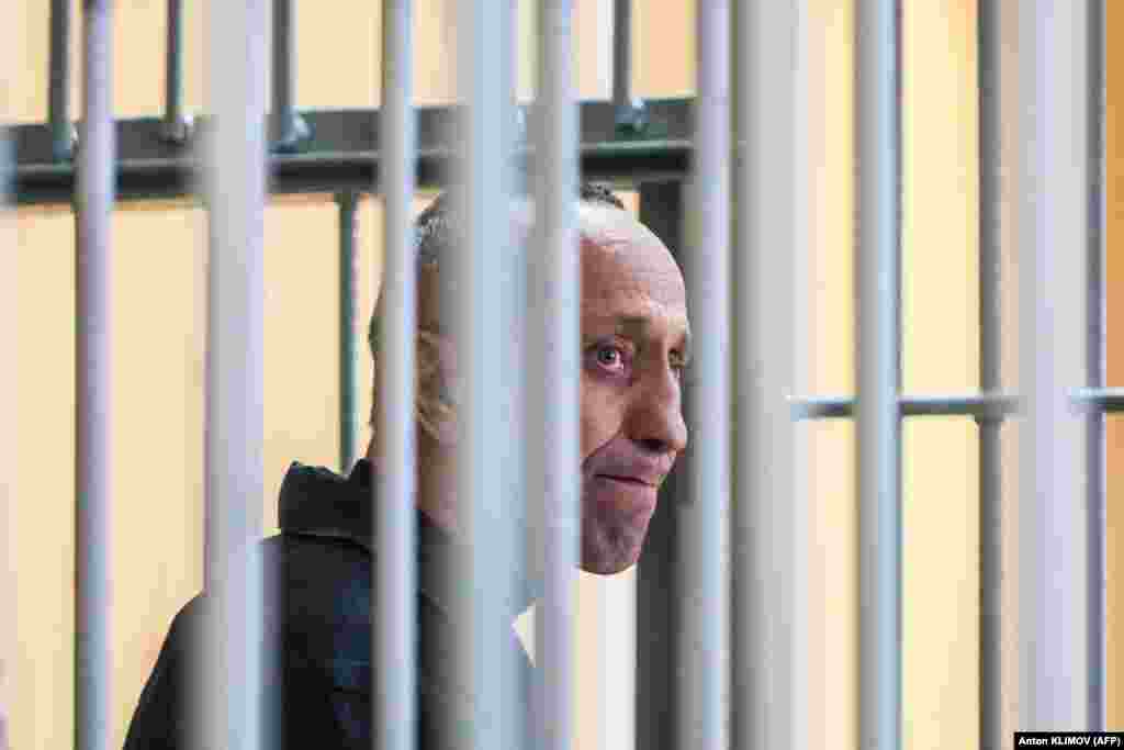 РУСИЈА - Поранешниот руски полицаец, кој беше осуден на доживотен затвор за убиствата на 22 жени, доби уште една доживотна казна за убиствата на уште 56 жени. Регионалниот суд во Иркутск во југоисточен Сибир ја донесе пресудата против 54-годишниот поранешен полициски наредник Михаил Попков, кој од руските медиуми беше наречен Ангарскиот манијак. Тој е сериски убиец со најголем број жртви во руската и во советската историја.