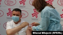 Generalni direktor Univerzitetsko-kliničkog centra Republike Srpske Vlado Đajić prvi je primio vakcinu