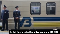 2 квітня «Укрзалізниця» також повідомила про намір безкоштовно перевозити залізничників, медиків та поліцейських