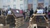 Черкаси: активісти під ОДА встановили будки для президента і силовиків