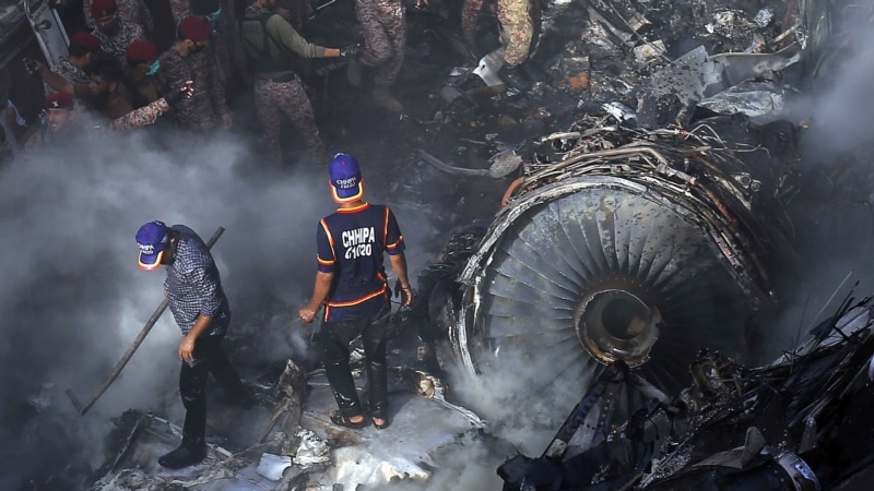 Се трага по преживеани од падот на авионот во Пакистан