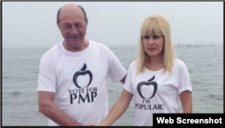 Fostul președinte Traian Băsescu a susținut-o pe Elena Udrea pentru funcția de președinte al României în 2014. Poza este făcută pe plaja de la Neptun și a fost publicată pe contul de Facebook al Elenei Udrea.