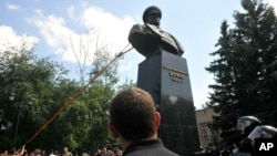 Активісти зносять бюст маршалу Жукову, 2 червня 2019 року