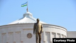 Памятник первому президенту Узбекистана Исламу Каримову у резиденции «Оксарой» в Ташкенте. 31 августа 2017 года.