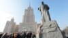 До пам’ятника Тарасові Шевченку в Москві у березневі дні завжди приносять квіти. Фото 2014 року