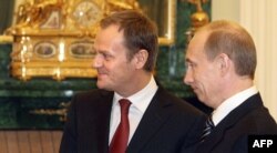 Donald Tusk si Vladimir Putin in palatul Kremlinului, in februarie 2008.