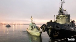 Захваченные украинские корабли отбуксировали в порт Керчи