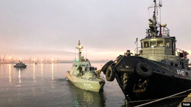 Задержанные российскими пограничниками украинские корабли в порту Керчи