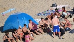 Grupa mladih na plaži u Velikoj Britaniji, juni 2020.