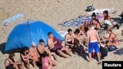 Grupa mladih na plaži u Velikoj Britaniji, juni 2020. 