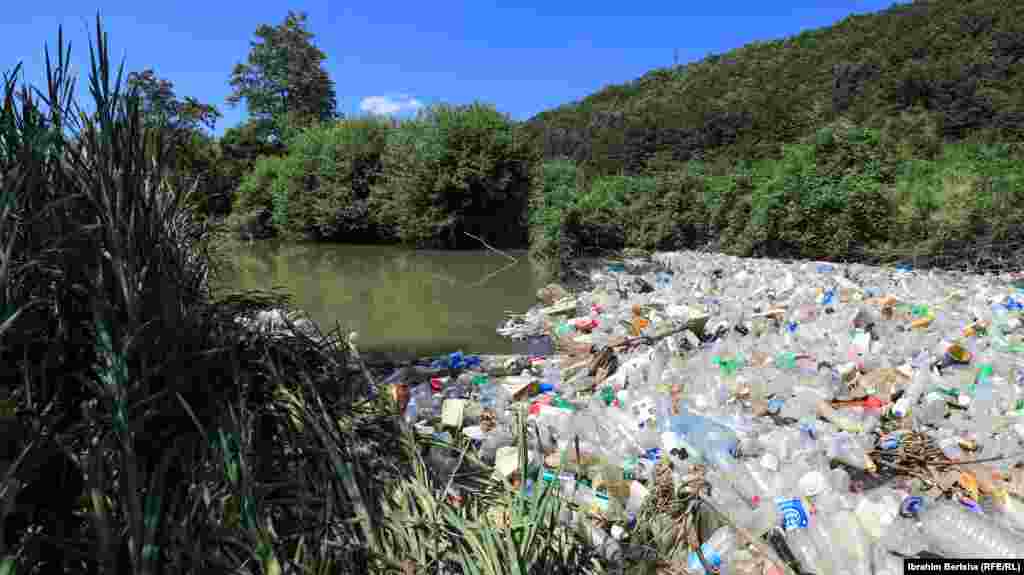 Grumbulli i mbeturinave në lumin Llap.