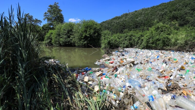 AP: Ostrva otpada plutaju rijekama Balkana