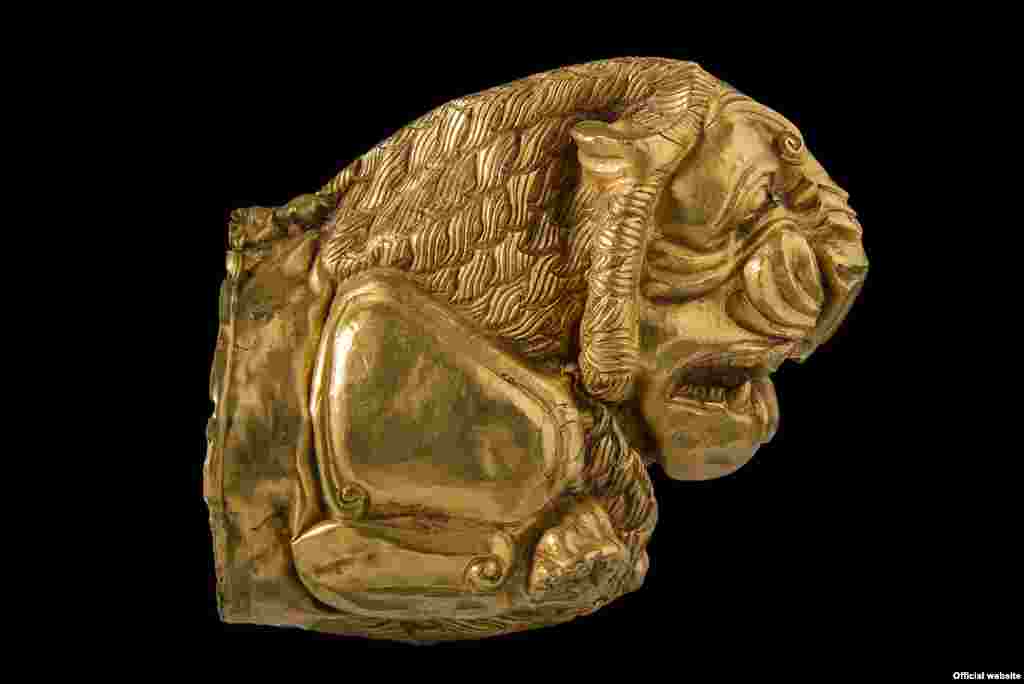 Protomă în formă de leu. &bdquo;Ziwiye&ldquo;, secolui I î.e.n. Aur
