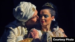 Александар Михајловски како Аладин и Дарја Ризова која го толкува ликот на Принцезата Јасмин.