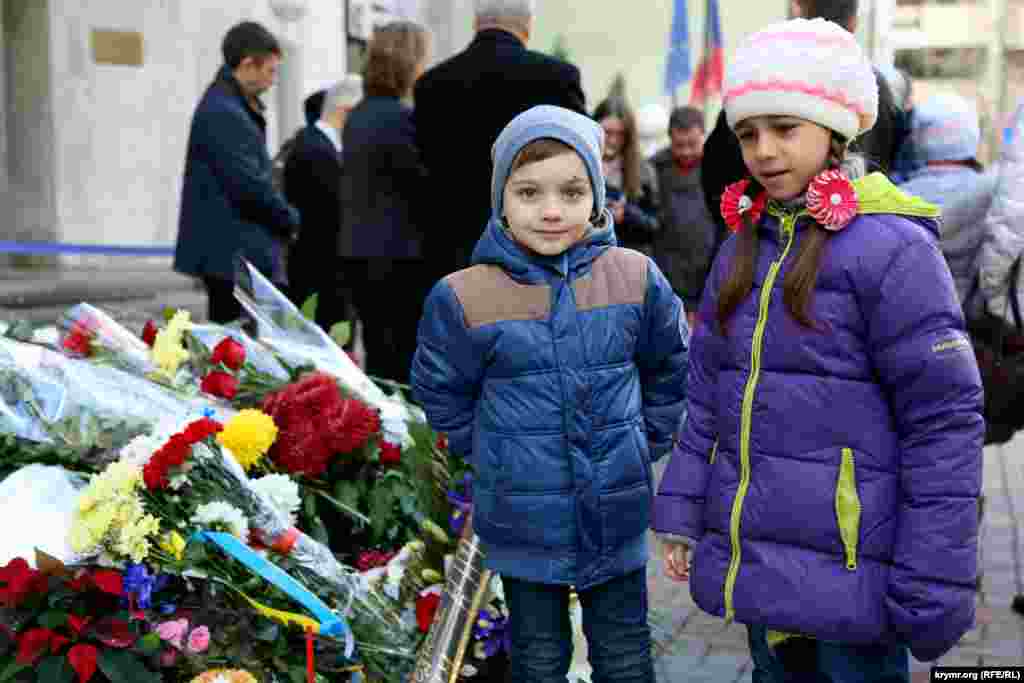 У Києві під стіни посольства Франції люди несуть квіти, щоб ушанувати пам&rsquo;ять загиблих внаслідок серії терактів у Парижі, 15 листопада 2015 року ФОТОГАЛЕРЕЯ