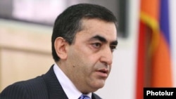 Armenia -- Armen Rustamian, a leader of the opposition Armenian Revolutionary Federation, speaks during parliamentary hearings.