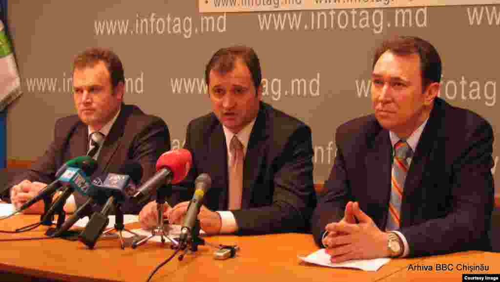 5 decembrie 2007. Liderii Partidului Liberal Democrat Mihai Godea, Vladimir Filat si Alexandru Tănase, înainte de congresul de constituire a formaţiunii