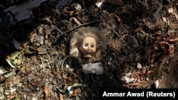 Фрагменти ляльки біля зруйнованого дитсадка, який нещодавно обстріляла армія РФ у Слов’янську на Донеччині, 2 вересня 2022 року