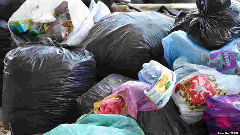 Севастопольцы не сортируют мусор и выбрасывают все вместе: пластик, стекло и металл