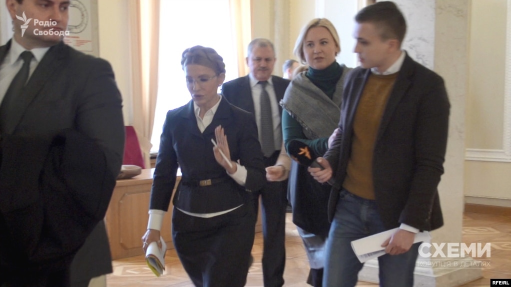 Юлія Тимошенко відмахується від запитання журналіста програми «Схеми» Михайла Ткача
