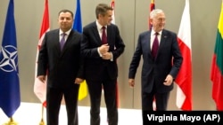 Степан Полторак (ліворуч) із міністром оборони Великої Британії Ґевіном Вільямсоном (у центрі) і тодішнім міністром оборони США Джимом Меттісом. Брюсель, червень 2018 року