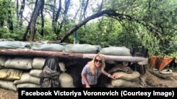 Вікторія Воронович під час волонтерської поїздки у зону бойових дій на сході України