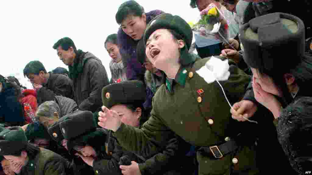 Солтүстік Корея армиясының сарбаздары елдің бұрынғы басшысы Ким Чен Ирдің қазасына қайғырып тұр. 21 желтоқсан 2011 жыл.