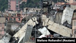 Руины обрушившегося моста в Генуе. 14 августа 2018 года