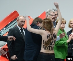 Актывісткі руху Femen пратэстуюць супраць візыту Ўладзіміра Пуціна. Гановэр (Нямеччына), Красавік 2013 году.