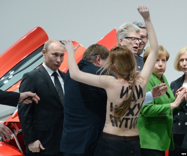Активистки движения Femen протестуют против визита Владимира Путина. Ганновер (Германия), апрель 2013 года. Тогда Путин еще часто ездил в Европу