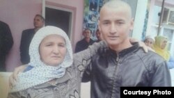 Рамазон Забиров с матерью во время проводов в армию