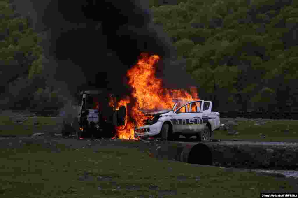 Izgoreli automobili tokom trke koju su održali meštani Pankisi klisure, koji su protestvovali protiv izgradnje hidroelektrane u blizini sela Birkiani, Gruzija, 21. april 2019. (Giorgi Aladashvili, RFE/RL)