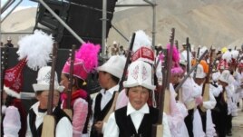 Жаш комузчулар