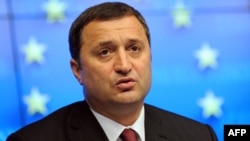 Premierul Vlad Filat vorbind la o conferinţă de presă la Bruxelles după întrevederea cu preşedintele Uniunii Europene