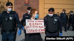 Viktoria Ivleva being detained in May 2020 during a solo protest in support of fellow journalist and activist Ilya Azar outside the police headquarters in Moscow.